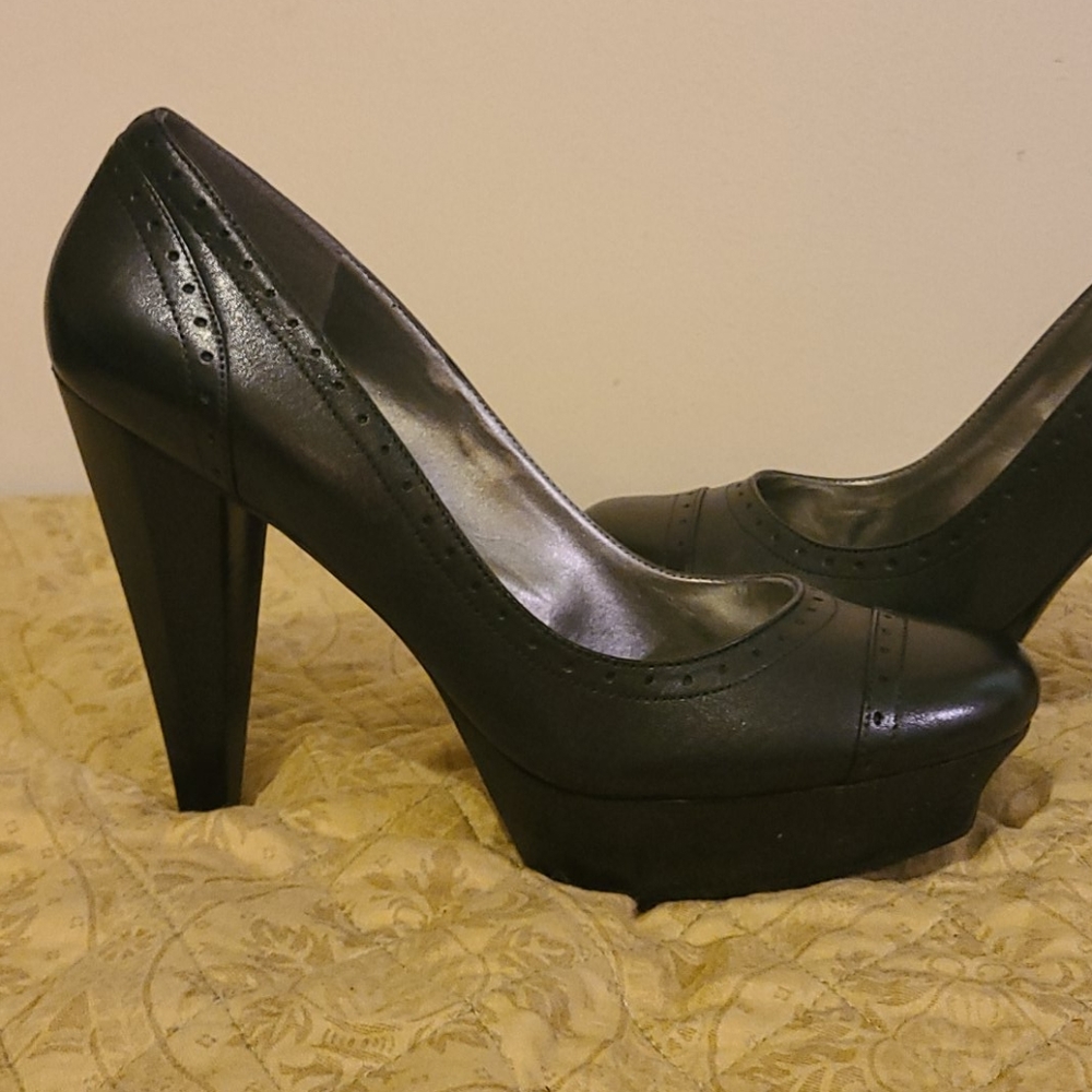 Shoes - Picture 2 of 4